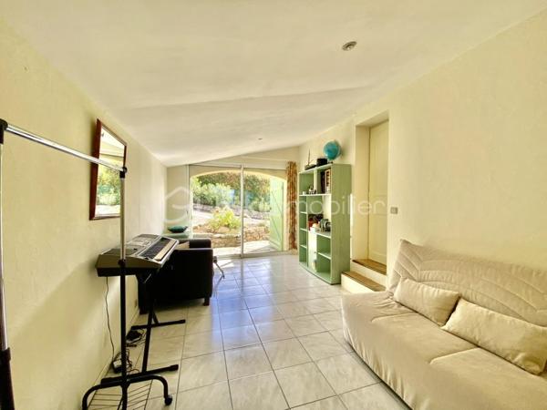 Saint-Vallier-de-Thiey – Élégante villa traditionnelle avec piscine et jardin paysager
À quelques pas du village, dans un environnement résidentiel paisible et recherché, cette charmante villa traditionnelle de 5 pièces développe 122 m² habitables sur un superbe terrain arboré de plus de 2 000 m², bénéficiant d’une exposition plein sud et d’une vue dégagée.
Dès l’entrée, la maison séduit par ses volumes harmonieux et son ambiance chaleureuse. Elle se compose d’un séjour lumineux avec cheminée, idéal pour des moments de convivialité en toute saison, d’un espace bureau, d’une cuisine indépendante, de trois chambres, dont une bénéficiant également d’un accès indépendant, d’une salle de douches avec WC, d’un WC indépendant, ainsi que d’une buanderie. Une agréable véranda d’environ 20 m² vient compléter les espaces de vie et offre un prolongement naturel vers l’extérieur.
À l’extérieur, la propriété dispose d’une grande terrasse plein sud offrant un joli panorama sur le jardin et les collines environnantes. Véritable espace de détente et de réception, elle s’accompagne d’un coin barbecue et d’un accès direct à la piscine et au jardin arboré, invitant à profiter pleinement du cadre verdoyant et du calme absolu. Un abri voitures complète cet ensemble.
Cette propriété allie avec justesse charme, confort et qualité de vie, dans un environnement privilégié à proximité du village. Un bien rare, idéal pour une résidence principale comme pour une maison de villégiature.

Cette annonce référence 334740 vous est présentée par votre agent commercial BSK Immobilier EMMANUEL DELANNOY (EI) immatriculé au RSAC de CANNES (06400) sous le numéro 43791885700032.

Prix du bien : 498 500,00 €
Les honoraires d'agence sont à la charge du vendeur.

A propos de la copropriété :
Pas de procédure en cours.
Nombre de lots : 55
Charges prévisionnelles annuelles : 150,00 €

A propos des performances énergétiques :
Date de réalisation du diagnostic énergétique : 27/11/2023
Score DPE : 228 kWhEP/m²/an
Score GES : 8 kgepCO2/m²/an
Montant estimé des dépenses annuelles d'énergie pour un usage standard : entre 1374.00 € et 1860.00 € par an. Prix moyens des énergies indexés sur l'année 2023 (abonnements compris).

Les informations sur les risques auxquels ce bien est exposé sont disponibles sur le site Géorisques : www.georisques.gouv.fr