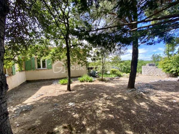 Saint-Vallier-de-Thiey – Élégante villa traditionnelle avec piscine et jardin paysager
À quelques pas du village, dans un environnement résidentiel paisible et recherché, cette charmante villa traditionnelle de 5 pièces développe 122 m² habitables sur un superbe terrain arboré de plus de 2 000 m², bénéficiant d’une exposition plein sud et d’une vue dégagée.
Dès l’entrée, la maison séduit par ses volumes harmonieux et son ambiance chaleureuse. Elle se compose d’un séjour lumineux avec cheminée, idéal pour des moments de convivialité en toute saison, d’un espace bureau, d’une cuisine indépendante, de trois chambres, dont une bénéficiant également d’un accès indépendant, d’une salle de douches avec WC, d’un WC indépendant, ainsi que d’une buanderie. Une agréable véranda d’environ 20 m² vient compléter les espaces de vie et offre un prolongement naturel vers l’extérieur.
À l’extérieur, la propriété dispose d’une grande terrasse plein sud offrant un joli panorama sur le jardin et les collines environnantes. Véritable espace de détente et de réception, elle s’accompagne d’un coin barbecue et d’un accès direct à la piscine et au jardin arboré, invitant à profiter pleinement du cadre verdoyant et du calme absolu. Un abri voitures complète cet ensemble.
Cette propriété allie avec justesse charme, confort et qualité de vie, dans un environnement privilégié à proximité du village. Un bien rare, idéal pour une résidence principale comme pour une maison de villégiature.

Cette annonce référence 334740 vous est présentée par votre agent commercial BSK Immobilier EMMANUEL DELANNOY (EI) immatriculé au RSAC de CANNES (06400) sous le numéro 43791885700032.

Prix du bien : 498 500,00 €
Les honoraires d'agence sont à la charge du vendeur.

A propos de la copropriété :
Pas de procédure en cours.
Nombre de lots : 55
Charges prévisionnelles annuelles : 150,00 €

A propos des performances énergétiques :
Date de réalisation du diagnostic énergétique : 27/11/2023
Score DPE : 228 kWhEP/m²/an
Score GES : 8 kgepCO2/m²/an
Montant estimé des dépenses annuelles d'énergie pour un usage standard : entre 1374.00 € et 1860.00 € par an. Prix moyens des énergies indexés sur l'année 2023 (abonnements compris).

Les informations sur les risques auxquels ce bien est exposé sont disponibles sur le site Géorisques : www.georisques.gouv.fr