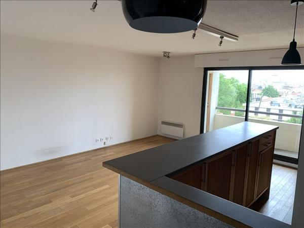 Appartement à louer 966 € CC BORDEAUX 3 p 62 m² DPE C