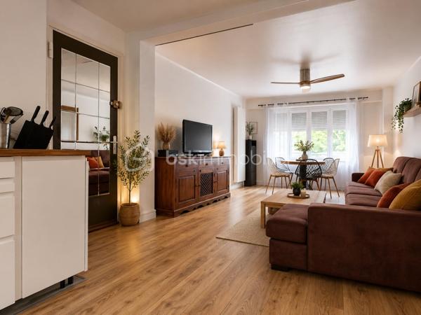 Nichée au cœur du quartier recherché de Mont Boron, cette adresse offre un cadre de vie privilégié .

À seulement 15 minutes à pied du Port de Nice, vous profitez à la fois de la tranquillité du secteur et de la proximité immédiate des commerces, transports et commodités.

L'appartement se situe au sein d'une résidence sécurisée et parfaitement entretenue, entourée de beaux espaces verts offrant une atmosphère paisible et verdoyante.

Situé en rez-de-chaussée surélevé, ce trois pièces traversant bénéficie d'une agréable luminosité tout au long de la journée.

Dès l'entrée, vous découvrez une pièce de vie chaleureuse et conviviale. Baigné de lumière, le séjour est sublimé par un superbe parquet qui apporte charme et confort à l'ensemble.

La cuisine ouverte, entièrement aménagée et équipée, s'intègre harmonieusement à l'espace de vie et s'ouvre sur une loggia.

Côté nuit, l'appartement propose deux chambres confortables, une salle d'eau moderne ainsi qu'un WC indépendant.

Une cave et une place de parking rn jouissance exclusive complètent ce bien.

Quelques travaux de rafraîchissement, notamment des peintures, sont à prévoir afin de révéler tout le potentiel de cet appartement.

Traversant, lumineux et idéalement situé dans l'un des secteurs les plus recherchés de Nice, ce bien constitue une belle opportunité pour une résidence principale comme pour un pied-à-terre sur la Côte d'Azur.

Une visite suffira pour apprécier pleinement son environnement privilégié.