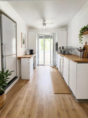 Nichée au cœur du quartier recherché de Mont Boron, cette adresse offre un cadre de vie privilégié .

À seulement 15 minutes à pied du Port de Nice, vous profitez à la fois de la tranquillité du secteur et de la proximité immédiate des commerces, transports et commodités.

L'appartement se situe au sein d'une résidence sécurisée et parfaitement entretenue, entourée de beaux espaces verts offrant une atmosphère paisible et verdoyante.

Situé en rez-de-chaussée surélevé, ce trois pièces traversant bénéficie d'une agréable luminosité tout au long de la journée.

Dès l'entrée, vous découvrez une pièce de vie chaleureuse et conviviale. Baigné de lumière, le séjour est sublimé par un superbe parquet qui apporte charme et confort à l'ensemble.

La cuisine ouverte, entièrement aménagée et équipée, s'intègre harmonieusement à l'espace de vie et s'ouvre sur une loggia.

Côté nuit, l'appartement propose deux chambres confortables, une salle d'eau moderne ainsi qu'un WC indépendant.

Une cave et une place de parking rn jouissance exclusive complètent ce bien.

Quelques travaux de rafraîchissement, notamment des peintures, sont à prévoir afin de révéler tout le potentiel de cet appartement.

Traversant, lumineux et idéalement situé dans l'un des secteurs les plus recherchés de Nice, ce bien constitue une belle opportunité pour une résidence principale comme pour un pied-à-terre sur la Côte d'Azur.

Une visite suffira pour apprécier pleinement son environnement privilégié.