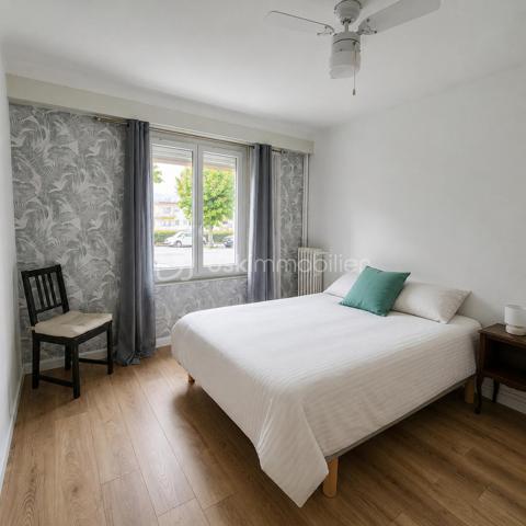 Nichée au cœur du quartier recherché de Mont Boron, cette adresse offre un cadre de vie privilégié .

À seulement 15 minutes à pied du Port de Nice, vous profitez à la fois de la tranquillité du secteur et de la proximité immédiate des commerces, transports et commodités.

L'appartement se situe au sein d'une résidence sécurisée et parfaitement entretenue, entourée de beaux espaces verts offrant une atmosphère paisible et verdoyante.

Situé en rez-de-chaussée surélevé, ce trois pièces traversant bénéficie d'une agréable luminosité tout au long de la journée.

Dès l'entrée, vous découvrez une pièce de vie chaleureuse et conviviale. Baigné de lumière, le séjour est sublimé par un superbe parquet qui apporte charme et confort à l'ensemble.

La cuisine ouverte, entièrement aménagée et équipée, s'intègre harmonieusement à l'espace de vie et s'ouvre sur une loggia.

Côté nuit, l'appartement propose deux chambres confortables, une salle d'eau moderne ainsi qu'un WC indépendant.

Une cave et une place de parking rn jouissance exclusive complètent ce bien.

Quelques travaux de rafraîchissement, notamment des peintures, sont à prévoir afin de révéler tout le potentiel de cet appartement.

Traversant, lumineux et idéalement situé dans l'un des secteurs les plus recherchés de Nice, ce bien constitue une belle opportunité pour une résidence principale comme pour un pied-à-terre sur la Côte d'Azur.

Une visite suffira pour apprécier pleinement son environnement privilégié.