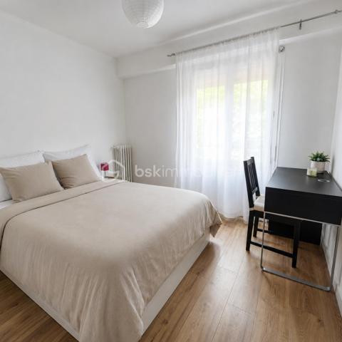 Nichée au cœur du quartier recherché de Mont Boron, cette adresse offre un cadre de vie privilégié .

À seulement 15 minutes à pied du Port de Nice, vous profitez à la fois de la tranquillité du secteur et de la proximité immédiate des commerces, transports et commodités.

L'appartement se situe au sein d'une résidence sécurisée et parfaitement entretenue, entourée de beaux espaces verts offrant une atmosphère paisible et verdoyante.

Situé en rez-de-chaussée surélevé, ce trois pièces traversant bénéficie d'une agréable luminosité tout au long de la journée.

Dès l'entrée, vous découvrez une pièce de vie chaleureuse et conviviale. Baigné de lumière, le séjour est sublimé par un superbe parquet qui apporte charme et confort à l'ensemble.

La cuisine ouverte, entièrement aménagée et équipée, s'intègre harmonieusement à l'espace de vie et s'ouvre sur une loggia.

Côté nuit, l'appartement propose deux chambres confortables, une salle d'eau moderne ainsi qu'un WC indépendant.

Une cave et une place de parking rn jouissance exclusive complètent ce bien.

Quelques travaux de rafraîchissement, notamment des peintures, sont à prévoir afin de révéler tout le potentiel de cet appartement.

Traversant, lumineux et idéalement situé dans l'un des secteurs les plus recherchés de Nice, ce bien constitue une belle opportunité pour une résidence principale comme pour un pied-à-terre sur la Côte d'Azur.

Une visite suffira pour apprécier pleinement son environnement privilégié.