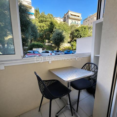 Nichée au cœur du quartier recherché de Mont Boron, cette adresse offre un cadre de vie privilégié .

À seulement 15 minutes à pied du Port de Nice, vous profitez à la fois de la tranquillité du secteur et de la proximité immédiate des commerces, transports et commodités.

L'appartement se situe au sein d'une résidence sécurisée et parfaitement entretenue, entourée de beaux espaces verts offrant une atmosphère paisible et verdoyante.

Situé en rez-de-chaussée surélevé, ce trois pièces traversant bénéficie d'une agréable luminosité tout au long de la journée.

Dès l'entrée, vous découvrez une pièce de vie chaleureuse et conviviale. Baigné de lumière, le séjour est sublimé par un superbe parquet qui apporte charme et confort à l'ensemble.

La cuisine ouverte, entièrement aménagée et équipée, s'intègre harmonieusement à l'espace de vie et s'ouvre sur une loggia.

Côté nuit, l'appartement propose deux chambres confortables, une salle d'eau moderne ainsi qu'un WC indépendant.

Une cave et une place de parking rn jouissance exclusive complètent ce bien.

Quelques travaux de rafraîchissement, notamment des peintures, sont à prévoir afin de révéler tout le potentiel de cet appartement.

Traversant, lumineux et idéalement situé dans l'un des secteurs les plus recherchés de Nice, ce bien constitue une belle opportunité pour une résidence principale comme pour un pied-à-terre sur la Côte d'Azur.

Une visite suffira pour apprécier pleinement son environnement privilégié.