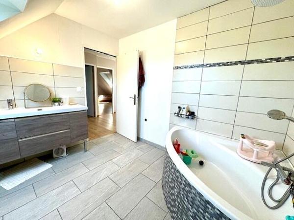 Maison d'habitation 5 chambres avec sous-sol et hangar de 90 m2