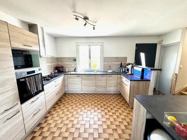 Maison d'habitation 5 chambres avec sous-sol et hangar de 90 m2