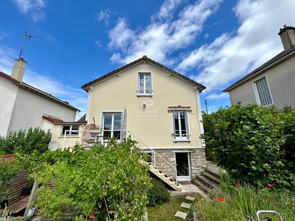 Maison Poissy 6 pièce(s) 100m2 625 000 € **  - Référence  9216
