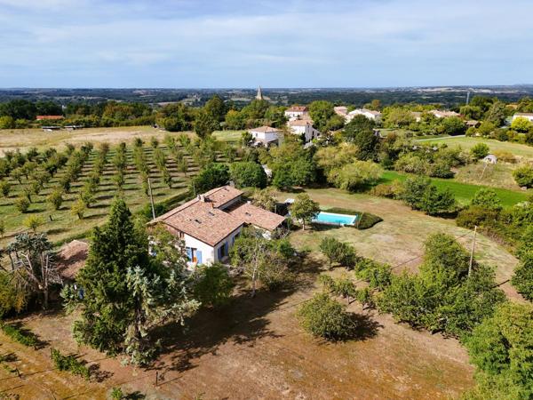 Charmante maison française avec vue et deux logements indépendants, à seulement 15 minutes d’Eymet