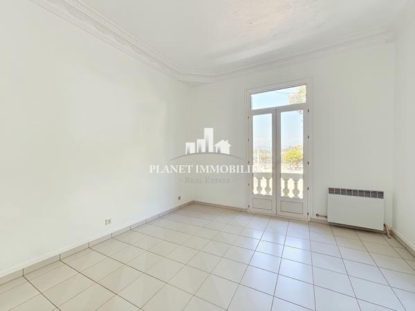 ANTIBES PORT VAUBAN IMMEUBLE A VENDRE