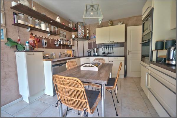 St André des Eaux - Maison d'environ 174 m² - 6 pièces, 2 salles d'eau et 1 salle de bains