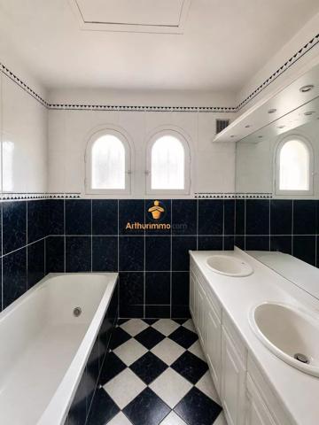 Vente                                                      Maison
                        
                     5 pièces                      214 m2                     à Tarbes