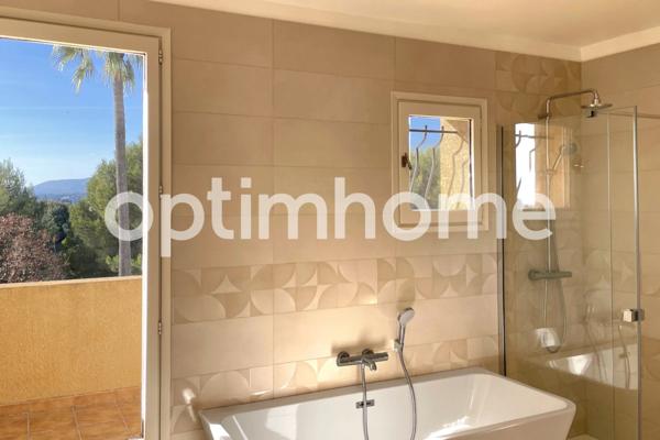 Villa familiale de 323 m2 avec jardin arboré 1875 m2 – 8 pièces - Vue panoramique mer et montagnes – Pièce de réception spacieuse – Piscine en mosaïque 10 x 5 m