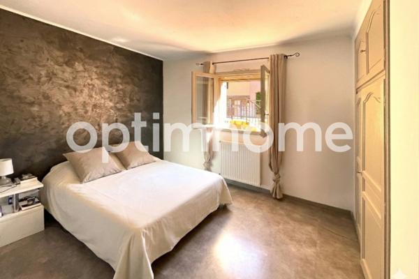 Villa familiale de 323 m2 avec jardin arboré 1875 m2 – 8 pièces - Vue panoramique mer et montagnes – Pièce de réception spacieuse – Piscine en mosaïque 10 x 5 m