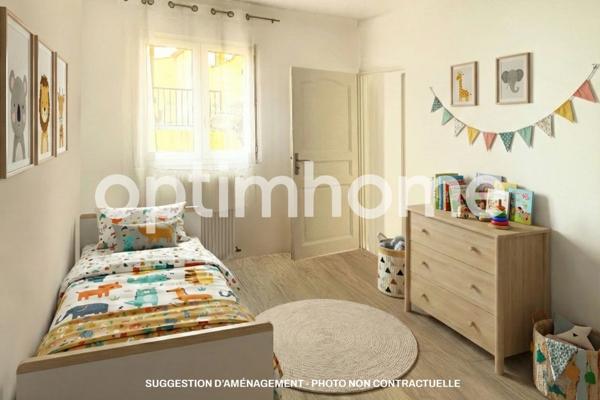 Villa familiale de 323 m2 avec jardin arboré 1875 m2 – 8 pièces - Vue panoramique mer et montagnes – Pièce de réception spacieuse – Piscine en mosaïque 10 x 5 m