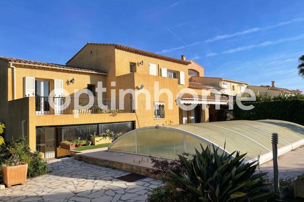 Villa familiale de 323 m2 avec jardin arboré 1875 m2 – 8 pièces - Vue panoramique mer et montagnes – Pièce de réception spacieuse – Piscine en mosaïque 10 x 5 m