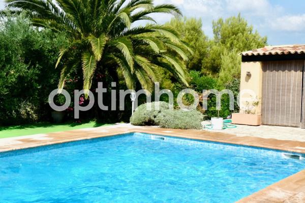 Villa familiale de 323 m2 avec jardin arboré 1875 m2 – 8 pièces - Vue panoramique mer et montagnes – Pièce de réception spacieuse – Piscine en mosaïque 10 x 5 m