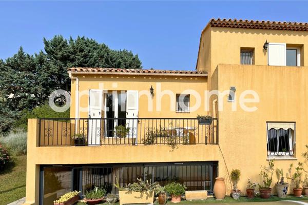 Villa familiale de 323 m2 avec jardin arboré 1875 m2 – 8 pièces - Vue panoramique mer et montagnes – Pièce de réception spacieuse – Piscine en mosaïque 10 x 5 m