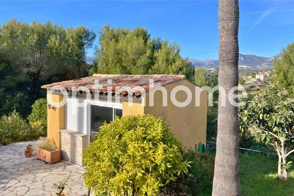 Villa familiale de 323 m2 avec jardin arboré 1875 m2 – 8 pièces - Vue panoramique mer et montagnes – Pièce de réception spacieuse – Piscine en mosaïque 10 x 5 m