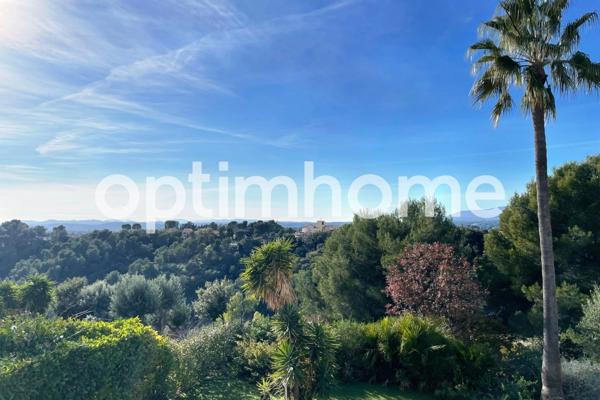 Villa familiale de 323 m2 avec jardin arboré 1875 m2 – 8 pièces - Vue panoramique mer et montagnes – Pièce de réception spacieuse – Piscine en mosaïque 10 x 5 m