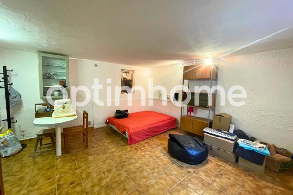 Villa familiale de 323 m2 avec jardin arboré 1875 m2 – 8 pièces - Vue panoramique mer et montagnes – Pièce de réception spacieuse – Piscine en mosaïque 10 x 5 m