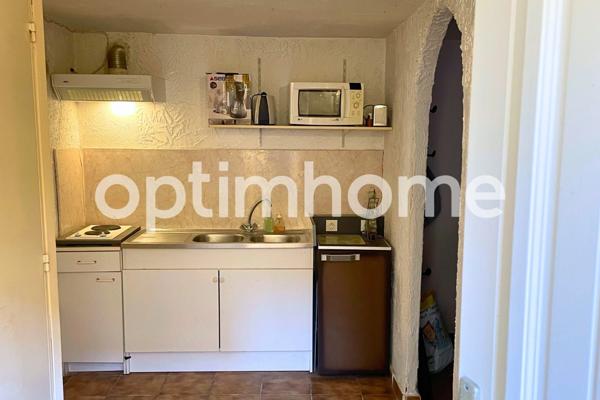 Villa familiale de 323 m2 avec jardin arboré 1875 m2 – 8 pièces - Vue panoramique mer et montagnes – Pièce de réception spacieuse – Piscine en mosaïque 10 x 5 m