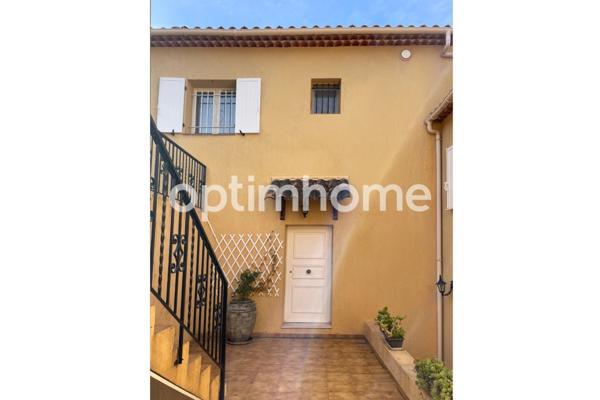 Villa familiale de 323 m2 avec jardin arboré 1875 m2 – 8 pièces - Vue panoramique mer et montagnes – Pièce de réception spacieuse – Piscine en mosaïque 10 x 5 m