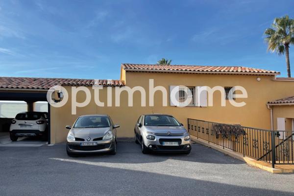 Villa familiale de 323 m2 avec jardin arboré 1875 m2 – 8 pièces - Vue panoramique mer et montagnes – Pièce de réception spacieuse – Piscine en mosaïque 10 x 5 m