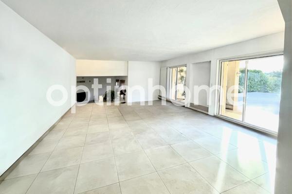 Villa familiale de 323 m2 avec jardin arboré 1875 m2 – 8 pièces - Vue panoramique mer et montagnes – Pièce de réception spacieuse – Piscine en mosaïque 10 x 5 m