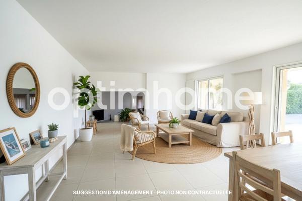 Villa familiale de 323 m2 avec jardin arboré 1875 m2 – 8 pièces - Vue panoramique mer et montagnes – Pièce de réception spacieuse – Piscine en mosaïque 10 x 5 m