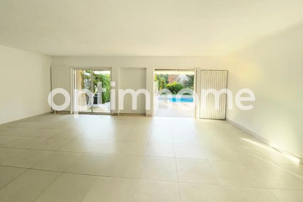 Villa familiale de 323 m2 avec jardin arboré 1875 m2 – 8 pièces - Vue panoramique mer et montagnes – Pièce de réception spacieuse – Piscine en mosaïque 10 x 5 m