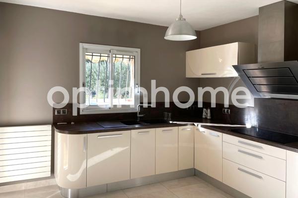 Villa familiale de 323 m2 avec jardin arboré 1875 m2 – 8 pièces - Vue panoramique mer et montagnes – Pièce de réception spacieuse – Piscine en mosaïque 10 x 5 m