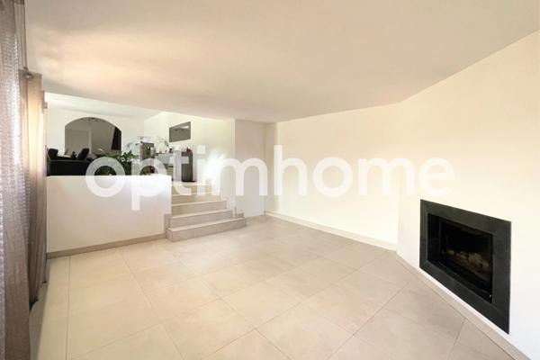 Villa familiale de 323 m2 avec jardin arboré 1875 m2 – 8 pièces - Vue panoramique mer et montagnes – Pièce de réception spacieuse – Piscine en mosaïque 10 x 5 m