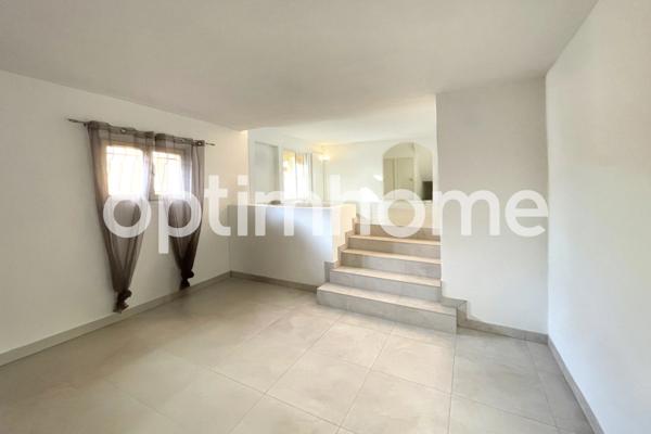 Villa familiale de 323 m2 avec jardin arboré 1875 m2 – 8 pièces - Vue panoramique mer et montagnes – Pièce de réception spacieuse – Piscine en mosaïque 10 x 5 m