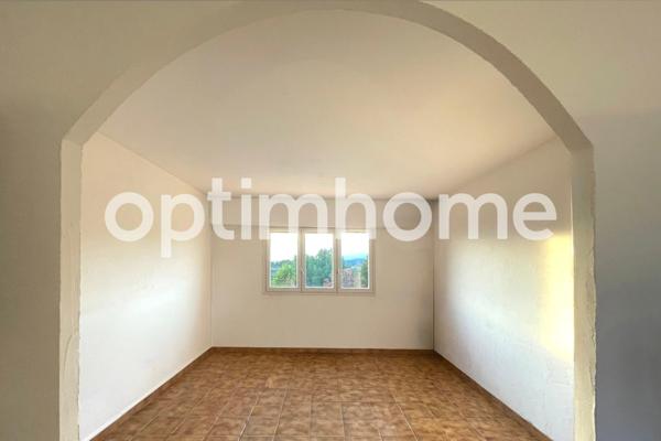 Villa familiale de 323 m2 avec jardin arboré 1875 m2 – 8 pièces - Vue panoramique mer et montagnes – Pièce de réception spacieuse – Piscine en mosaïque 10 x 5 m