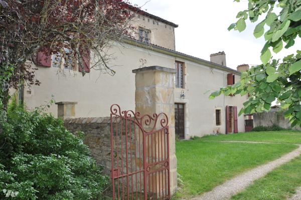 Dans le Comminges à proximité d'AURIGNAC, château inscrit ISMH 618m²sur près de 7hectares. 790.000 €