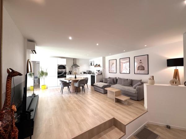 A Istres, BSK Immobilier vous présente ce bel appartement entièrement rénové avec goût en plein centre-ville, proche de toutes commodités à pieds.

Situé au 1 er étage, il comprend une cuisine équipée ouverte sur un vaste séjour orienté sud, 2 jolies chambres avec baies vitrées donnant sur une agréable terrasse semi-couverte, et une salle de bains avec douche, baignoire et WC.

Le bien est entièrement climatisé et possède toute les menuiseries en double vitrage PVC.

A visiter sans tarder en contactant Nicolas L'HUILLIER pour toute visite.