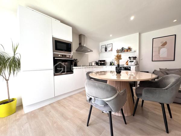 A Istres, BSK Immobilier vous présente ce bel appartement entièrement rénové avec goût en plein centre-ville, proche de toutes commodités à pieds.

Situé au 1 er étage, il comprend une cuisine équipée ouverte sur un vaste séjour orienté sud, 2 jolies chambres avec baies vitrées donnant sur une agréable terrasse semi-couverte, et une salle de bains avec douche, baignoire et WC.

Le bien est entièrement climatisé et possède toute les menuiseries en double vitrage PVC.

A visiter sans tarder en contactant Nicolas L'HUILLIER pour toute visite.