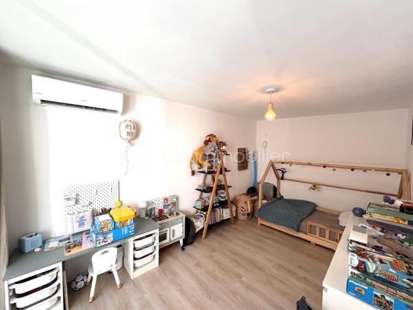 A Istres, BSK Immobilier vous présente ce bel appartement entièrement rénové avec goût en plein centre-ville, proche de toutes commodités à pieds.

Situé au 1 er étage, il comprend une cuisine équipée ouverte sur un vaste séjour orienté sud, 2 jolies chambres avec baies vitrées donnant sur une agréable terrasse semi-couverte, et une salle de bains avec douche, baignoire et WC.

Le bien est entièrement climatisé et possède toute les menuiseries en double vitrage PVC.

A visiter sans tarder en contactant Nicolas L'HUILLIER pour toute visite.