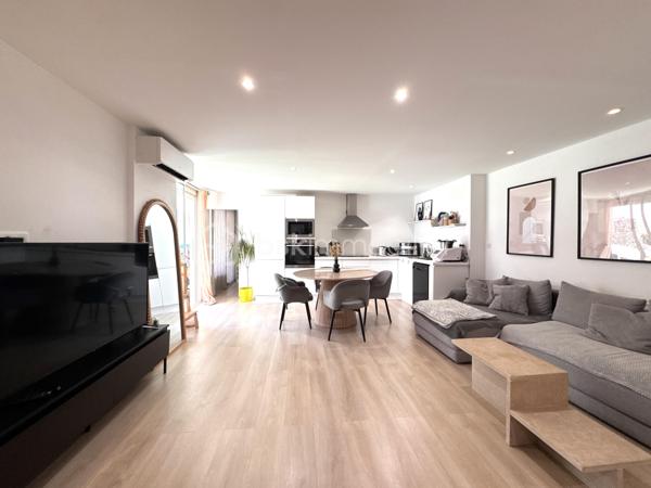 A Istres, BSK Immobilier vous présente ce bel appartement entièrement rénové avec goût en plein centre-ville, proche de toutes commodités à pieds.

Situé au 1 er étage, il comprend une cuisine équipée ouverte sur un vaste séjour orienté sud, 2 jolies chambres avec baies vitrées donnant sur une agréable terrasse semi-couverte, et une salle de bains avec douche, baignoire et WC.

Le bien est entièrement climatisé et possède toute les menuiseries en double vitrage PVC.

A visiter sans tarder en contactant Nicolas L'HUILLIER pour toute visite.