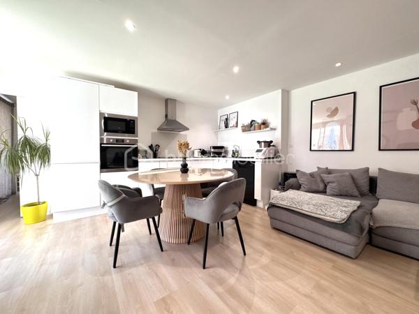 A Istres, BSK Immobilier vous présente ce bel appartement entièrement rénové avec goût en plein centre-ville, proche de toutes commodités à pieds.

Situé au 1 er étage, il comprend une cuisine équipée ouverte sur un vaste séjour orienté sud, 2 jolies chambres avec baies vitrées donnant sur une agréable terrasse semi-couverte, et une salle de bains avec douche, baignoire et WC.

Le bien est entièrement climatisé et possède toute les menuiseries en double vitrage PVC.

A visiter sans tarder en contactant Nicolas L'HUILLIER pour toute visite.