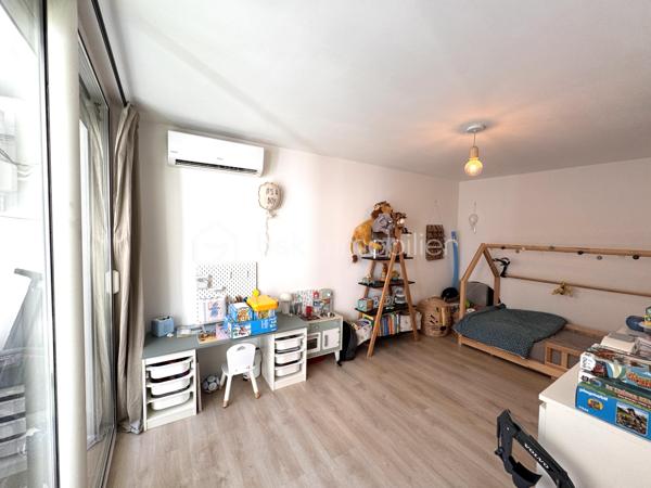 A Istres, BSK Immobilier vous présente ce bel appartement entièrement rénové avec goût en plein centre-ville, proche de toutes commodités à pieds.

Situé au 1 er étage, il comprend une cuisine équipée ouverte sur un vaste séjour orienté sud, 2 jolies chambres avec baies vitrées donnant sur une agréable terrasse semi-couverte, et une salle de bains avec douche, baignoire et WC.

Le bien est entièrement climatisé et possède toute les menuiseries en double vitrage PVC.

A visiter sans tarder en contactant Nicolas L'HUILLIER pour toute visite.