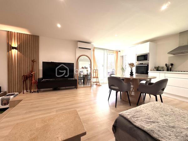 A Istres, BSK Immobilier vous présente ce bel appartement entièrement rénové avec goût en plein centre-ville, proche de toutes commodités à pieds.

Situé au 1 er étage, il comprend une cuisine équipée ouverte sur un vaste séjour orienté sud, 2 jolies chambres avec baies vitrées donnant sur une agréable terrasse semi-couverte, et une salle de bains avec douche, baignoire et WC.

Le bien est entièrement climatisé et possède toute les menuiseries en double vitrage PVC.

A visiter sans tarder en contactant Nicolas L'HUILLIER pour toute visite.