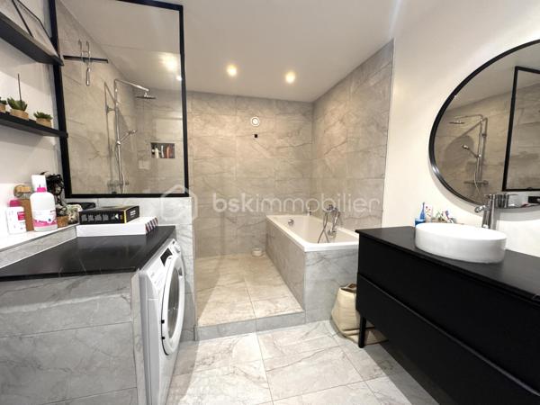 A Istres, BSK Immobilier vous présente ce bel appartement entièrement rénové avec goût en plein centre-ville, proche de toutes commodités à pieds.

Situé au 1 er étage, il comprend une cuisine équipée ouverte sur un vaste séjour orienté sud, 2 jolies chambres avec baies vitrées donnant sur une agréable terrasse semi-couverte, et une salle de bains avec douche, baignoire et WC.

Le bien est entièrement climatisé et possède toute les menuiseries en double vitrage PVC.

A visiter sans tarder en contactant Nicolas L'HUILLIER pour toute visite.