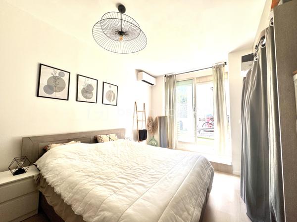 A Istres, BSK Immobilier vous présente ce bel appartement entièrement rénové avec goût en plein centre-ville, proche de toutes commodités à pieds.

Situé au 1 er étage, il comprend une cuisine équipée ouverte sur un vaste séjour orienté sud, 2 jolies chambres avec baies vitrées donnant sur une agréable terrasse semi-couverte, et une salle de bains avec douche, baignoire et WC.

Le bien est entièrement climatisé et possède toute les menuiseries en double vitrage PVC.

A visiter sans tarder en contactant Nicolas L'HUILLIER pour toute visite.