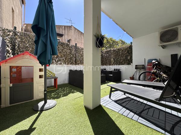 A Istres, BSK Immobilier vous présente ce bel appartement entièrement rénové avec goût en plein centre-ville, proche de toutes commodités à pieds.

Situé au 1 er étage, il comprend une cuisine équipée ouverte sur un vaste séjour orienté sud, 2 jolies chambres avec baies vitrées donnant sur une agréable terrasse semi-couverte, et une salle de bains avec douche, baignoire et WC.

Le bien est entièrement climatisé et possède toute les menuiseries en double vitrage PVC.

A visiter sans tarder en contactant Nicolas L'HUILLIER pour toute visite.