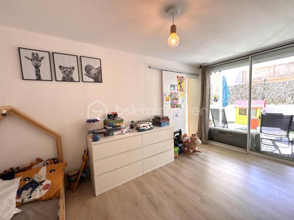 A Istres, BSK Immobilier vous présente ce bel appartement entièrement rénové avec goût en plein centre-ville, proche de toutes commodités à pieds.

Situé au 1 er étage, il comprend une cuisine équipée ouverte sur un vaste séjour orienté sud, 2 jolies chambres avec baies vitrées donnant sur une agréable terrasse semi-couverte, et une salle de bains avec douche, baignoire et WC.

Le bien est entièrement climatisé et possède toute les menuiseries en double vitrage PVC.

A visiter sans tarder en contactant Nicolas L'HUILLIER pour toute visite.