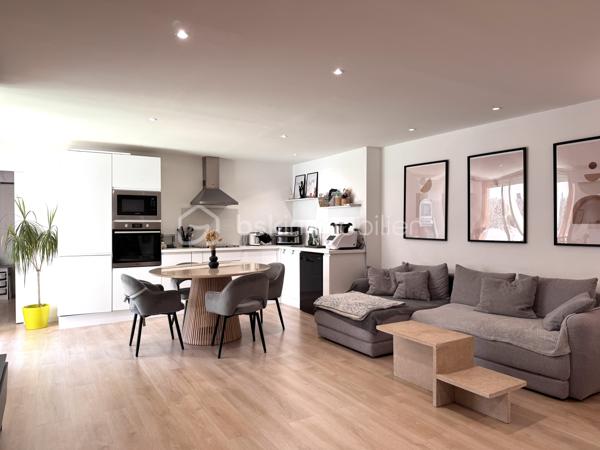 A Istres, BSK Immobilier vous présente ce bel appartement entièrement rénové avec goût en plein centre-ville, proche de toutes commodités à pieds.

Situé au 1 er étage, il comprend une cuisine équipée ouverte sur un vaste séjour orienté sud, 2 jolies chambres avec baies vitrées donnant sur une agréable terrasse semi-couverte, et une salle de bains avec douche, baignoire et WC.

Le bien est entièrement climatisé et possède toute les menuiseries en double vitrage PVC.

A visiter sans tarder en contactant Nicolas L'HUILLIER pour toute visite.