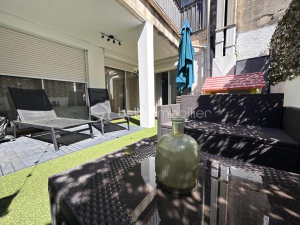 A Istres, BSK Immobilier vous présente ce bel appartement entièrement rénové avec goût en plein centre-ville, proche de toutes commodités à pieds.

Situé au 1 er étage, il comprend une cuisine équipée ouverte sur un vaste séjour orienté sud, 2 jolies chambres avec baies vitrées donnant sur une agréable terrasse semi-couverte, et une salle de bains avec douche, baignoire et WC.

Le bien est entièrement climatisé et possède toute les menuiseries en double vitrage PVC.

A visiter sans tarder en contactant Nicolas L'HUILLIER pour toute visite.