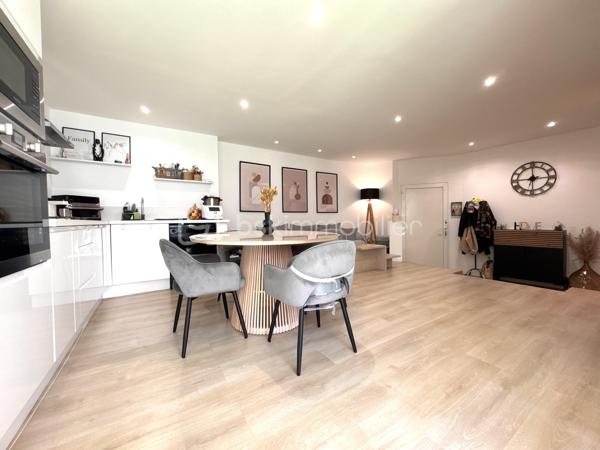A Istres, BSK Immobilier vous présente ce bel appartement entièrement rénové avec goût en plein centre-ville, proche de toutes commodités à pieds.

Situé au 1 er étage, il comprend une cuisine équipée ouverte sur un vaste séjour orienté sud, 2 jolies chambres avec baies vitrées donnant sur une agréable terrasse semi-couverte, et une salle de bains avec douche, baignoire et WC.

Le bien est entièrement climatisé et possède toute les menuiseries en double vitrage PVC.

A visiter sans tarder en contactant Nicolas L'HUILLIER pour toute visite.