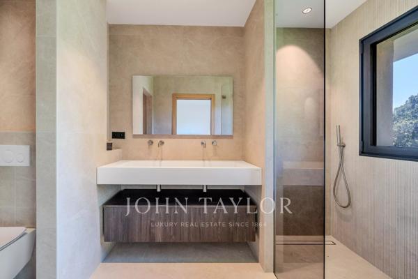 Mougins - Villa contemporaine neuve dans petit domaine privé